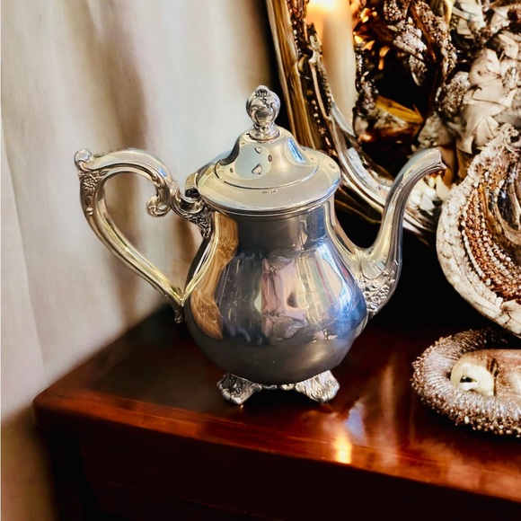 Vintage Wm. Rogers & Son Silverplate Teapot - Picture 1 of 12